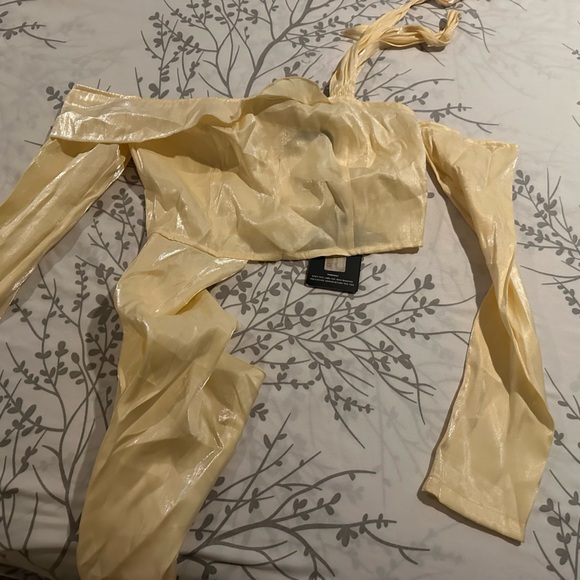 Stunning yellow crop top with drape tie detail 💛 - Picture 4 of 8